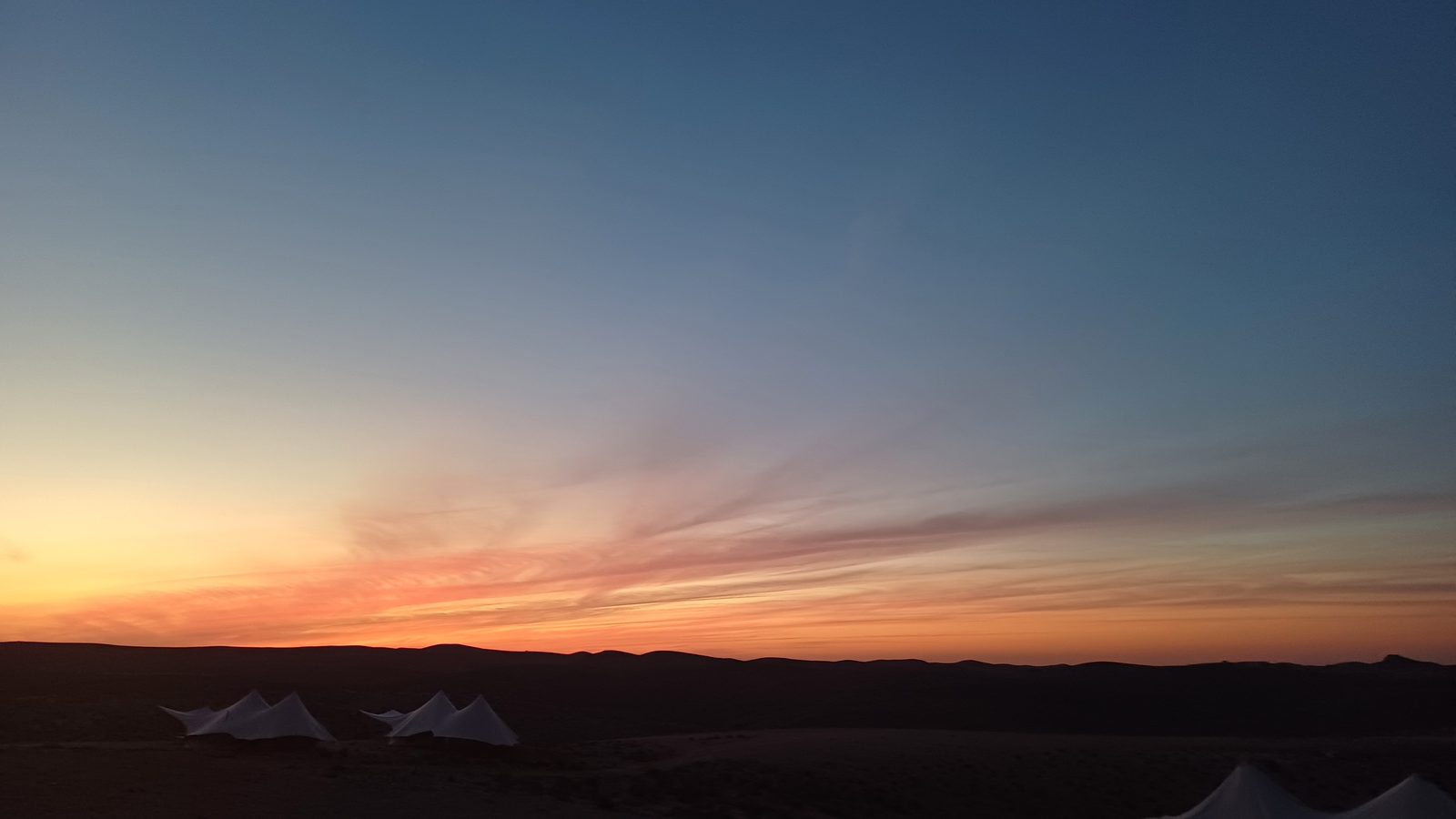 Zeltcamp in der Wüste, kurz nach Sonnenuntergang